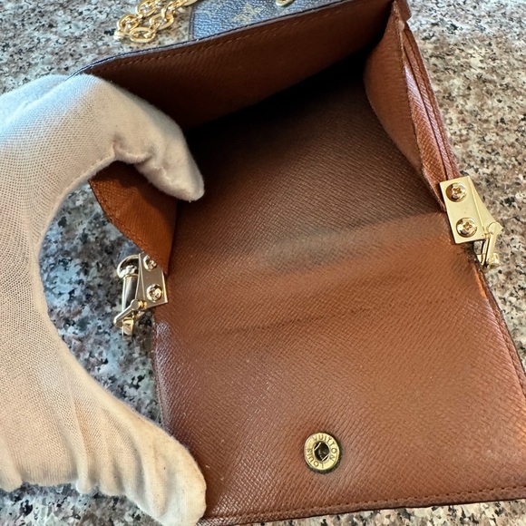 - Louis Vuitton
2007 LV Monogram Elise Wallet converted Crossbody - Picture 10 of 16